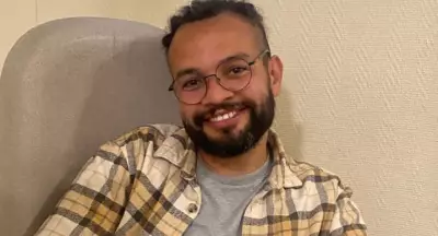 Paraibano adotado na França retorna ao estado em busca da família biológica