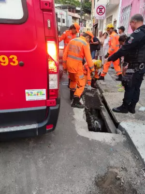Pedestre sofre fraturas ao cair em bueiro de 1,5 metro com tampa quebrada em Juiz de Fora
