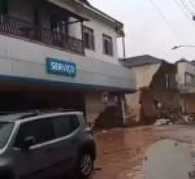 Prédio desaba em Ubá após fortes chuvas em Minas Gerais; cidade registra seis mortes