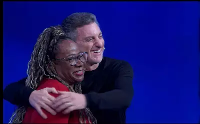 Professora mineira ganha R$ 150 mil em programa de TV e valoriza conhecimento