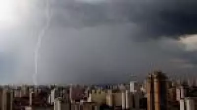 São Paulo terá domingo de chuva forte e risco de temporais, alerta Climatempo