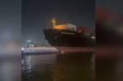 Tensão no Porto de Santos: Navio de Singapura colide com balsas em manobra perigosa