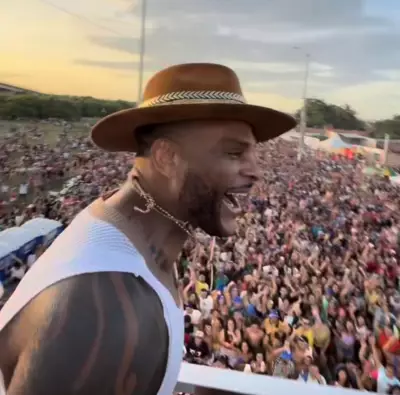 Tony Salles arrasta 80 mil foliões com hit 'Panamera' no Carnaval de Natal