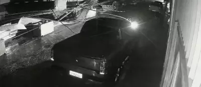 Vídeo flagra queda de poste no Centro de Governador Valadares após deslizamento de calçada