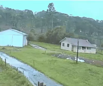 Vídeo flagra raio atingindo cerca elétrica e causando explosão em propriedade de SC