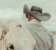 É mentira que nova portaria proíbe chapéu na roça e obriga capacete