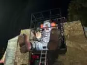 Acadêmicos de Niterói homenageia Lula com crítica a Bolsonaro em alegoria