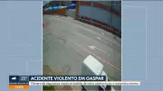 Acidente assustador em SC: Pedestres escapam da morte por fração de segundos