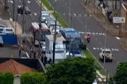 Acidente com ônibus e caminhão interdita avenida e causa congestionamento em Campo Grande