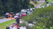 Acidente com tombamento de caminhão interdita Dom Pedro I e causa congestionamento