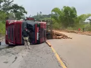 Acidente entre caminhões com eucalipto e tijolos interdita parcialmente BR-116 em Teófilo Otoni