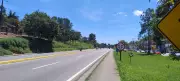 Acidente entre carro e caminhão interdita rodovia Mogi-Bertioga no km 66
