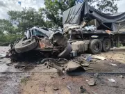 Acidente entre três caminhões espalha farelo de soja e minério na BR-262 em Bom Despacho