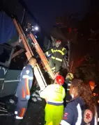 Acidente fatal entre ônibus e caminhão na BR-381 deixa uma morta e feridos em Carmópolis de Minas