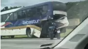 Acidente na Castelo Branco deixa duas pessoas feridas após colisão entre caminhão, ônibus e carreta