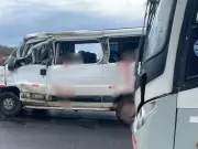 Acidente na PE-103 deixa duas vítimas fatais e feridos em colisão entre van e caminhão