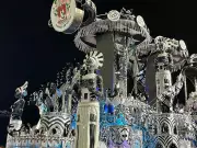 Acrobatas desfilam a 15 metros de altura no Anhembi e emocionam plateia