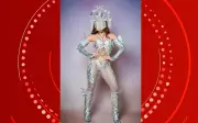 Anitta brilha no Carnaval com figurino prateado inspirado no signo de Peixes