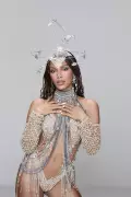 Anitta encerra carnaval com dobradinha de shows e look inspirado em signos