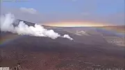 Arco-íris colorido se forma sobre cratera do vulcão Kilauea no Havaí