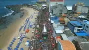 Arrastão da Quarta-Feira de Cinzas em Salvador encerra carnaval com multidão vibrante