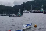 Balsa desgovernada arrasta barco em travessia entre Guarujá e Bertioga após ventos fortes