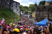 Banho de Mar à Fantasia reúne 200 mil foliões em Salvador em festa pré-Carnaval