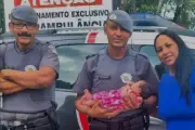 Bebê de 9 dias é salva por policiais após engasgo com leite materno em Pariquera-Açu