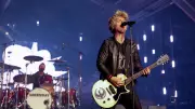 Billie Joe Armstrong do Green Day critica ICE e altera letras em show antes do Super Bowl