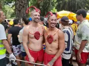 Bloco Explode Coração atrai multidão em SP com homenagem a Maria Bethânia e crítica à prefeitura