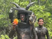 Bloco 'Os Cão' mantém tradição secular de fantasia com lama do mangue em Natal