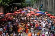 Blocos históricos reúnem multidões e celebram tradição no Carnaval carioca