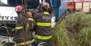 Bombeiros resgatam motorista preso em ferragens após acidente na BR-251 na Serra de Francisco Sá