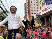 Bonecos de Wagner Moura e Kleber Mendonça Filho estreiam no carnaval do Recife
