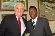 Braço direito de Pelé lança livro revelando o lado desconhecido do Rei do Futebol