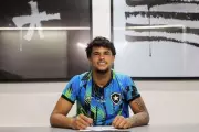 Bruninho Samudio assina primeiro contrato profissional com Botafogo aos 16 anos