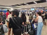 Buraco fecha pista do Aeroporto de Foz do Iguaçu e causa desvio de voo