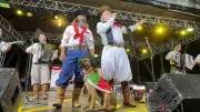 Cachorra Catarina rouba cena ao subir ao palco com Mano Lima no Rodeio de Vacaria