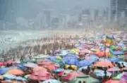 Calor intenso no Rio leva quase 3 mil a buscarem atendimento médico