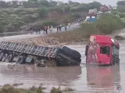 Caminhão é arrastado por enchente após chuvas intensas no Agreste de Pernambuco