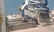Caminhão betoneira fica atravessado em obra do VLT em Salvador e assusta moradores