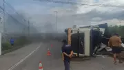 Caminhão com carga de carvão tomba em Contagem e interdita avenida na Grande BH