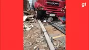 Caminhão com carga de leite bate em muro após falha no freio de mão em Taubaté