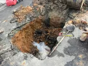 Caminhão de Coleta Desaba em Buraco Após Asfalto Ceder em São José dos Campos