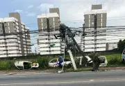 Caminhão derruba poste e causa apagão na Avenida Menino Marcelo em Maceió