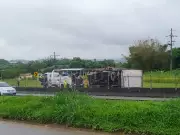 Caminhão Frigorífico Tombado Interrompe Tráfego na Via Dutra em Porto Real