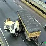 Caminhão perde controle e colide com barreira na Dom Pedro I em Campinas