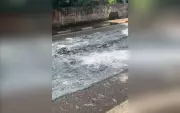 Caminhão tomba e derrama concreto na SP-139 em Itapetininga, mobilizando moradores