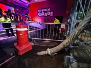 Cano de esgoto estoura e alaga entrada do camarote da Prefeitura no Anhembi