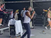 Cantor Tatau, ex-Ara Ketu, anima Carnaval em Pindamonhangaba com show de axé